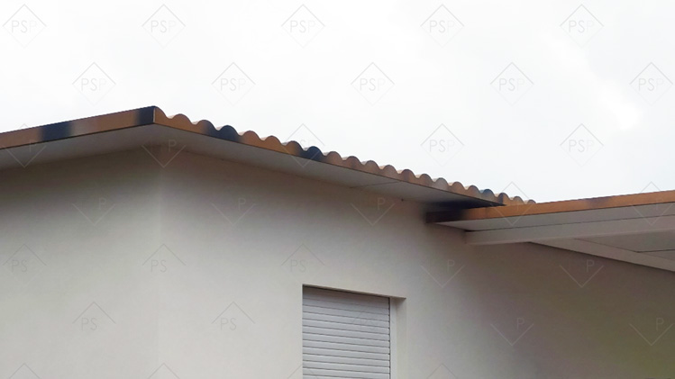 Cubierta de panel sándwich expuesta al viento en bordes y aleros