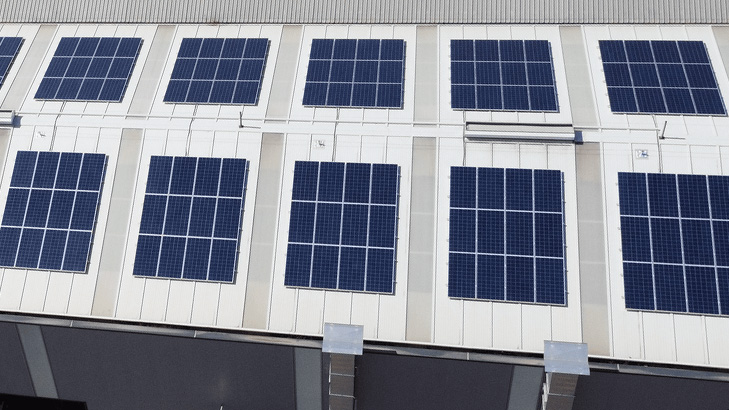 panel solar sobre panel sandwich
