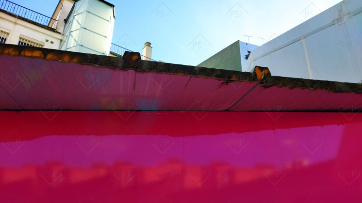 Daños en remate alero panel sanwdich por el viento